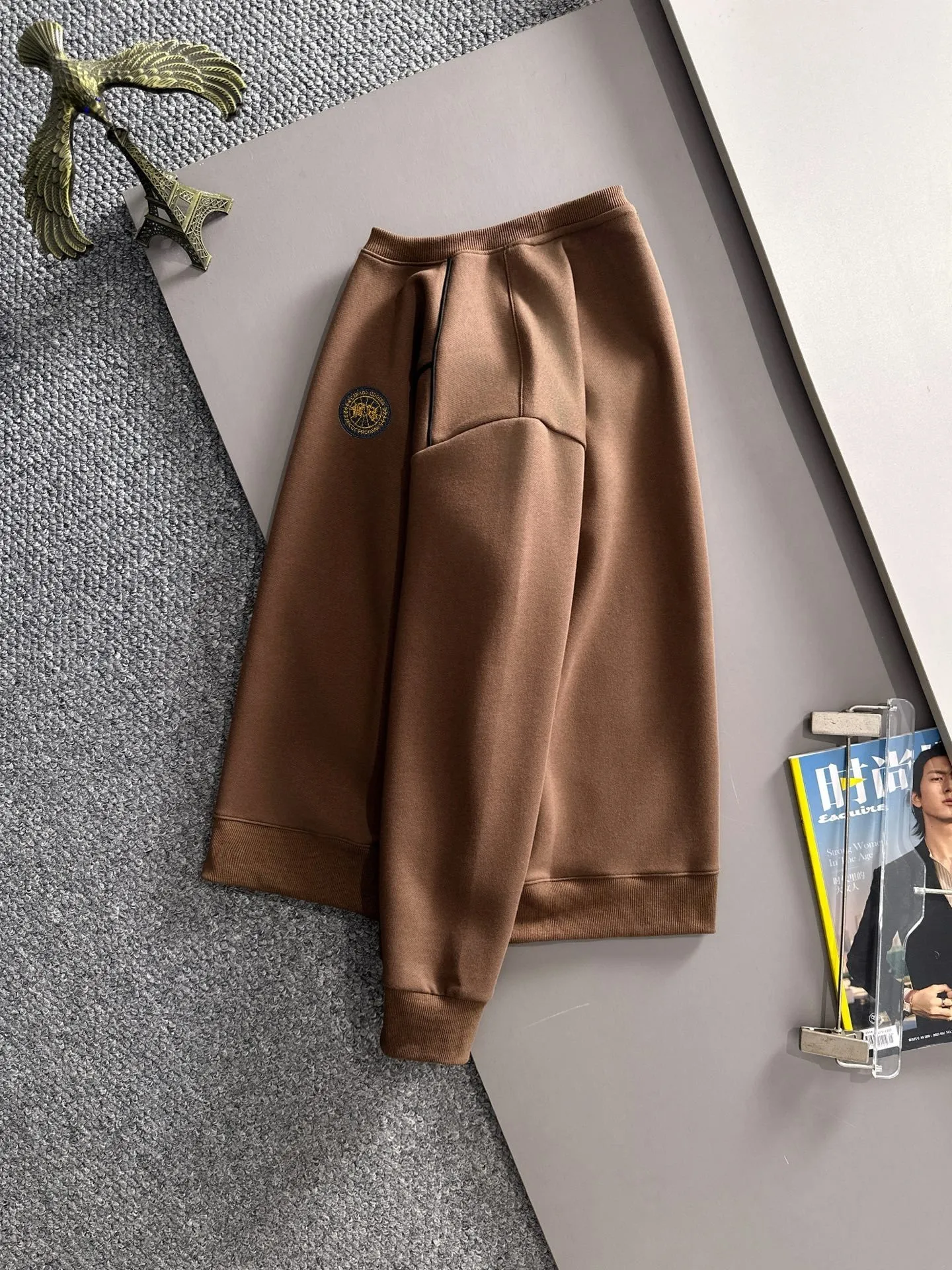 P360 Big Goose is the exclusive first release of 25ss new autumn and winter round neck long-sleeved sweatshirts for men and women. Many celebrities share the same style. Craftsmanship that cannot be copied by ordinary small workshops. We are not afraid of any challenges in terms of materials, detail restoration and craftsmanship, just to provide you with wonderful products. Compare the top original versions at will. No expense is spared just to do better. Unique imported fabric feel. Purely imported German machine production. Precision operation. Thousands of needles density. Full set of new accessories with three standards for simultaneous customization. The upper body is versatile and fashionable. A perfect choice for autumn and winter. A must-have item. Size chart: m-4XL (Please state your height and weight when placing an order.